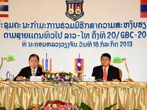 老挝政府副总理兼国防部部长隆再·皮吉上将和泰国国防部副部长右萨沙克主持会议。